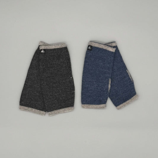 Alpaka Armstulpen aus 100% Baby Alpakawolle in Grau und Blau, wendbares Design für jeden Anlass.