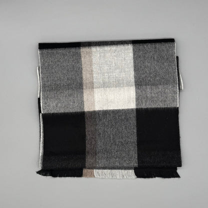 Alpaka Webschal aus 100% Baby Alpakawolle in schwarz-weiß-karierter Ausführung, 30 × 180 cm.