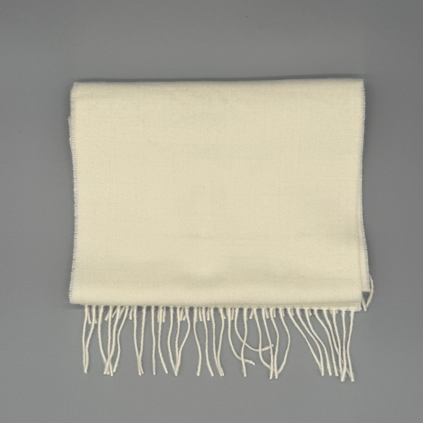 Weicher Alpaka Schal aus 100% Baby-Alpakawolle in Beige, 180x30 cm mit Fransen, für Damen und Herren.