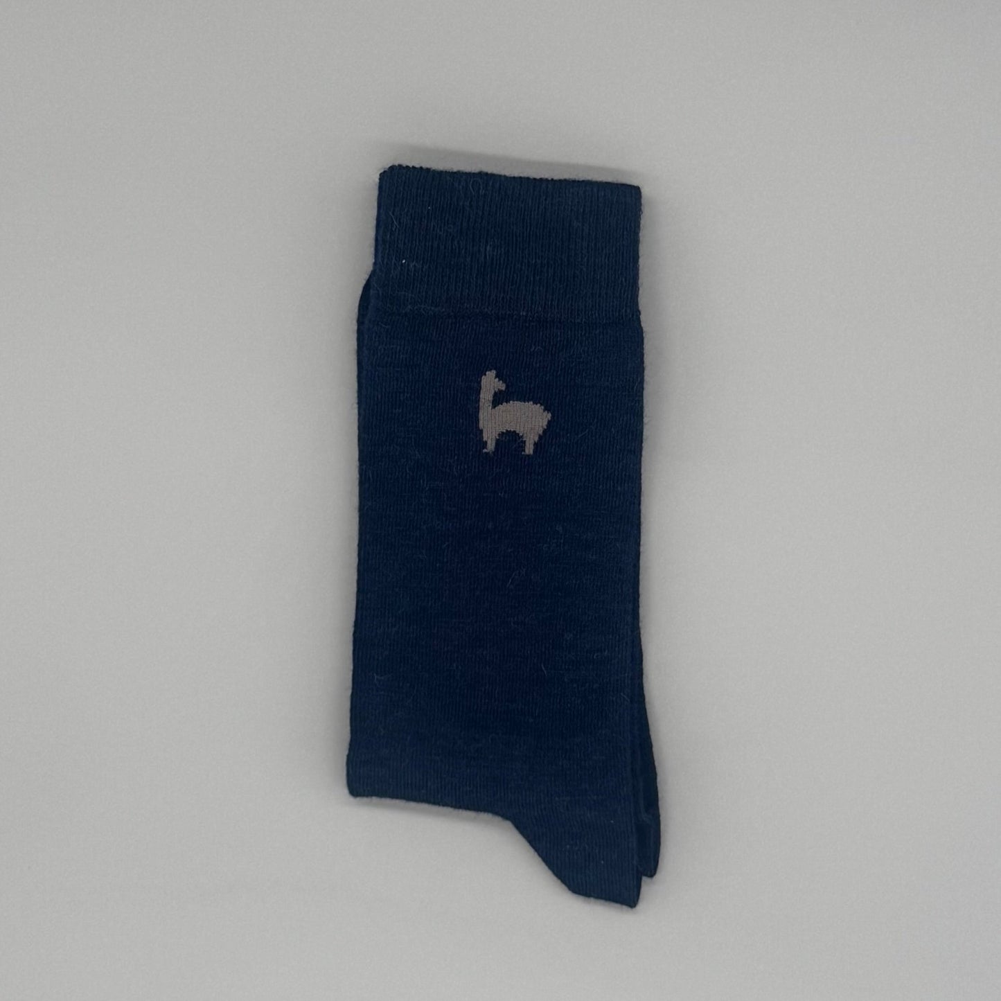 Dunkelblaue Alpakasocken aus 80% Baby-Alpakawolle mit Llama-Motiv für Komfort und Stil.