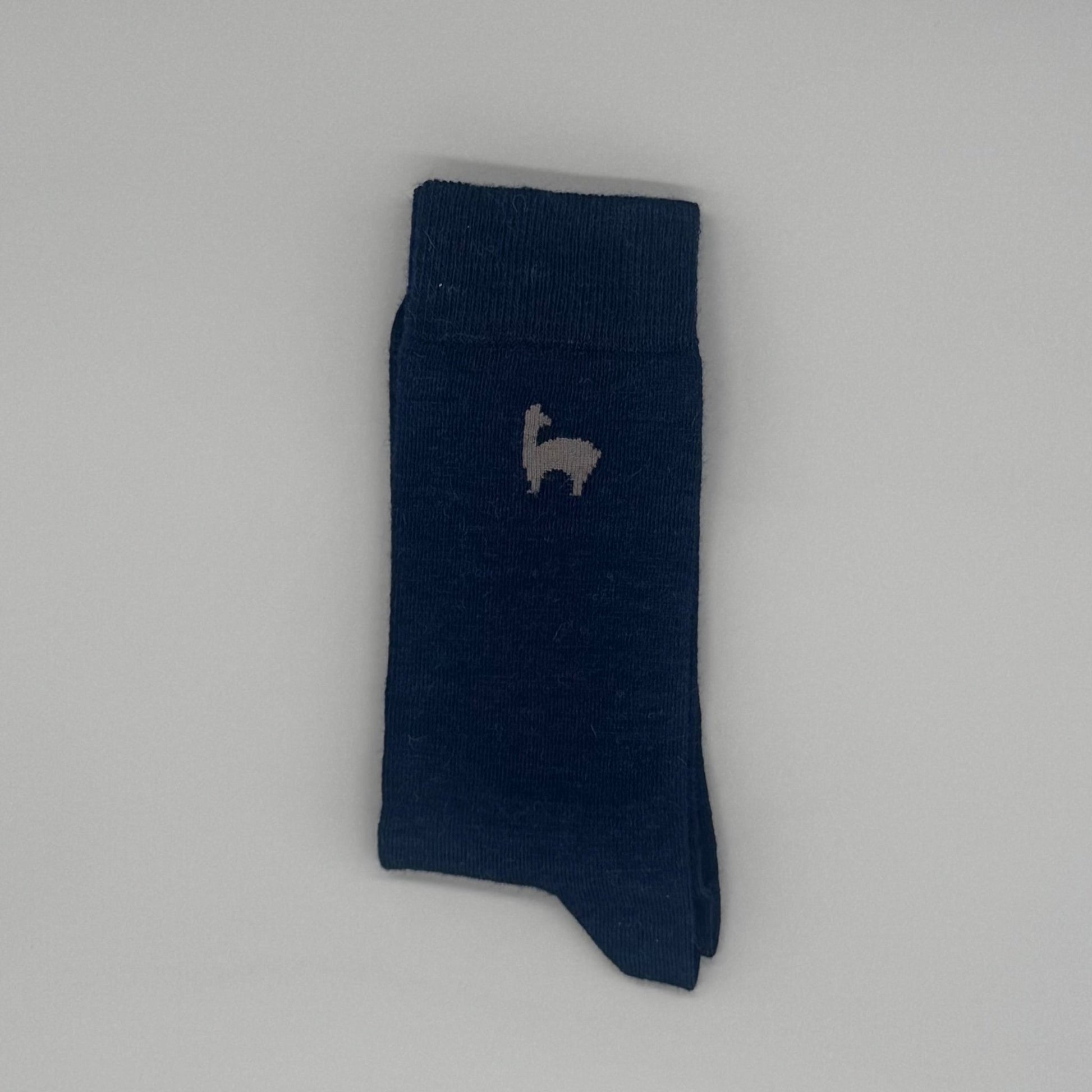 Dunkelblaue Alpakasocken aus 80% Baby-Alpakawolle mit Llama-Motiv für Komfort und Stil.