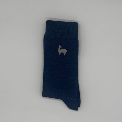 Dunkelblaue Alpakasocken aus 80% Baby-Alpakawolle mit Llama-Motiv für Komfort und Stil.