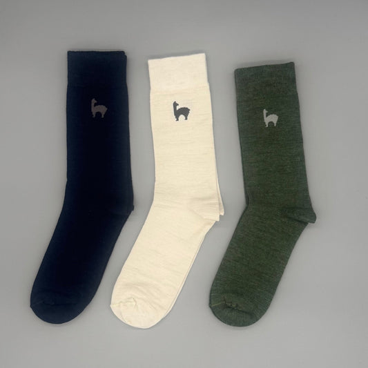 Klassische Alpakasocken in Creme, Grün und Blau aus feinster Baby Alpakawolle für Komfort und Stil.