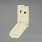 Lange Alpakasocken aus 80% Baby-Alpakawolle in Weiß mit schwarzem Lama-Design für Alltag und Freizeit.