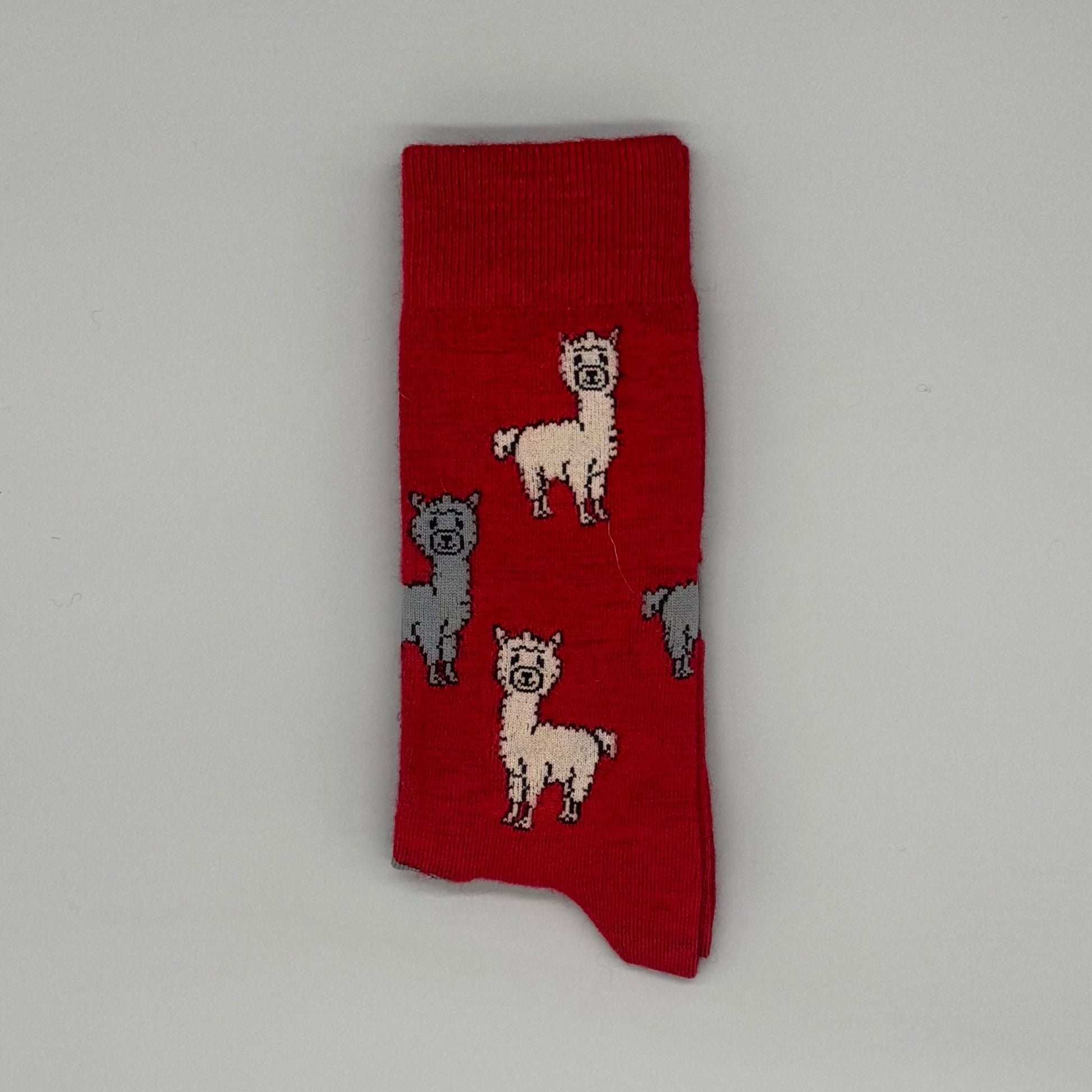 Bunte Alpaka Strümpfe mit süßem Alpaka-Motiv in Rot und Grau, aus 80% Baby Alpakawolle, atmungsaktiv und nachhaltig.