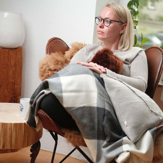 Moderne Decke aus Baby Alpakawolle in einem schönen modernen Karomuster