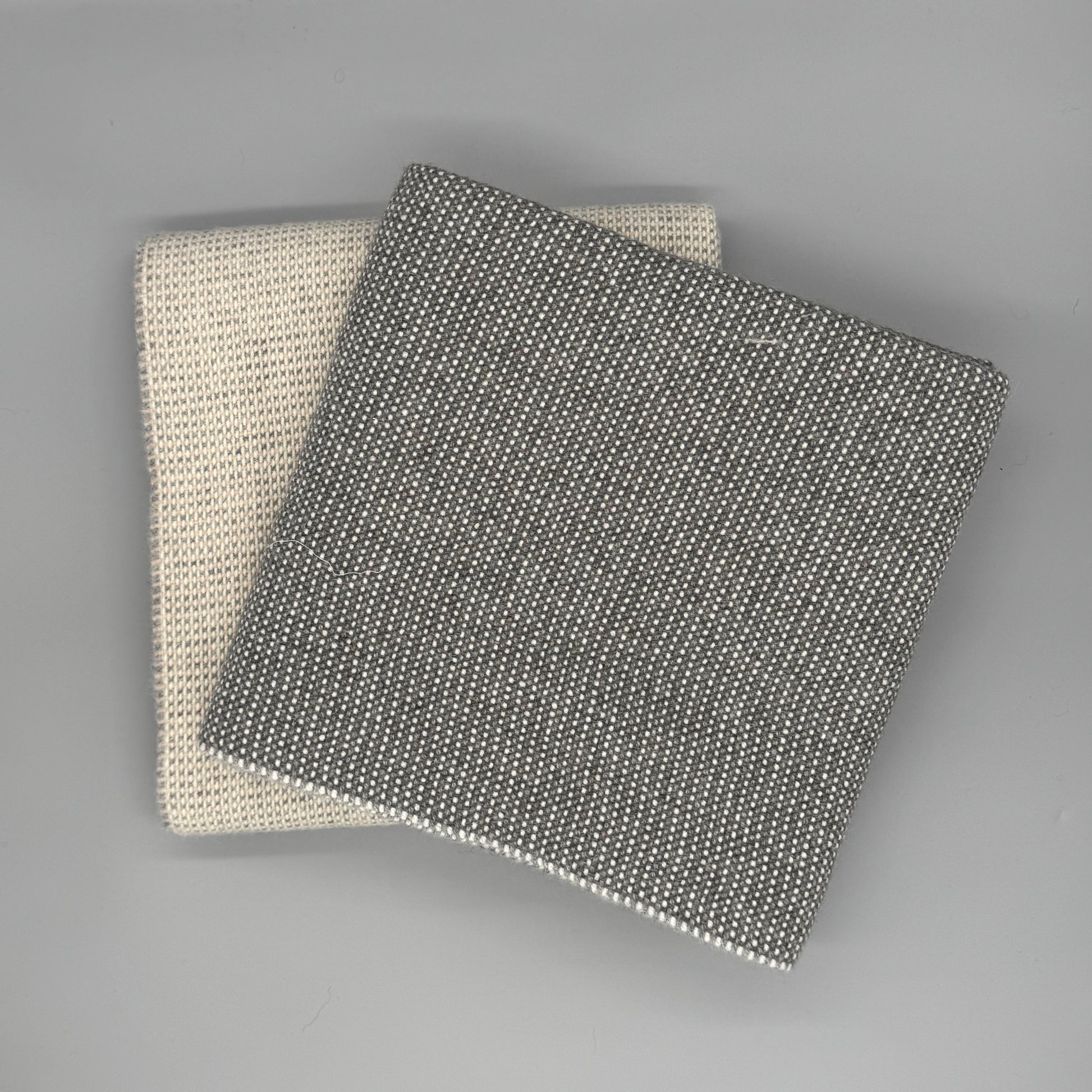 Sofadecke Baby Alpaka Wolle in Beige und Grau, modernes Design mit feiner Webstruktur und Fransen.