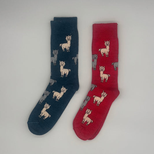 Bunte Alpaka Strümpfe in rot und blau mit süßem Alpaka-Motiv aus Baby Alpakawolle, Fairtrade und nachhaltig.
