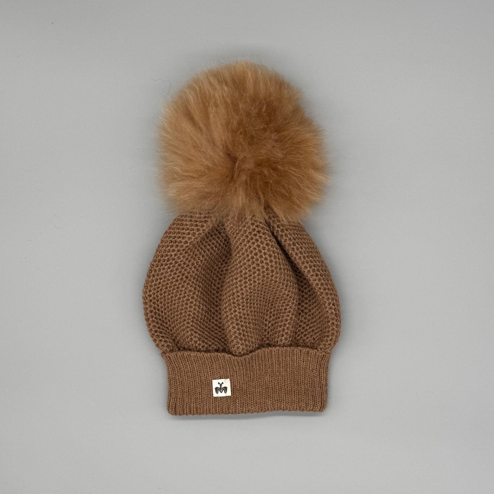 Alpakamütze Damen aus 100 % Babyalpaka in Braun mit Fellbommel, handgefertigt für warme Wintertage.