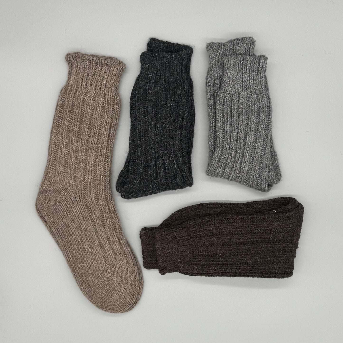 Dicke Alpaka Stricksocken in Grau und Braun – beste Socken für kalte Füße, atmungsaktiv und temperaturausgleichend.