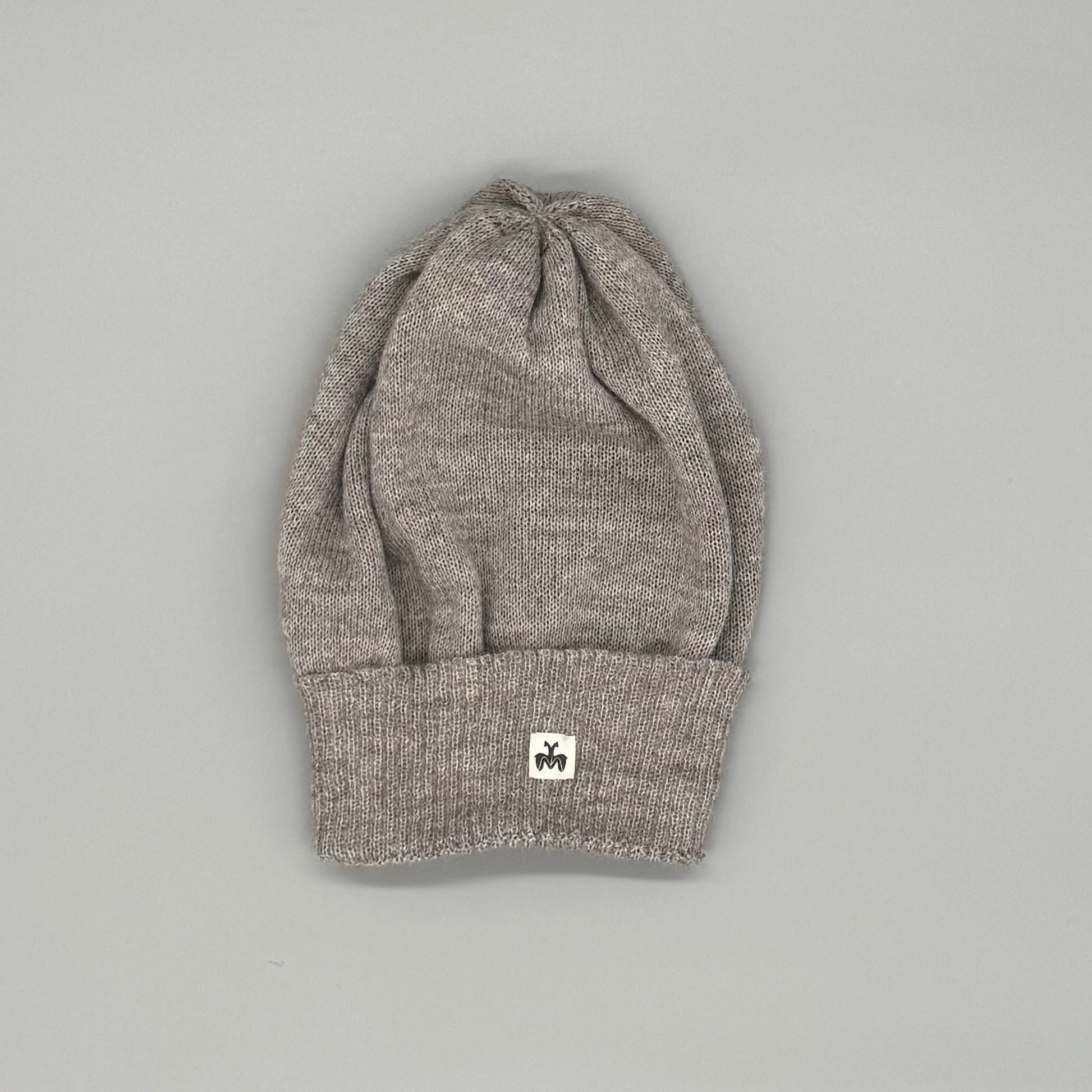 Grau wendbare Alpaka Mütze aus 100% Baby-Alpakawolle, unisex und modern, ideal für empfindliche Haut.