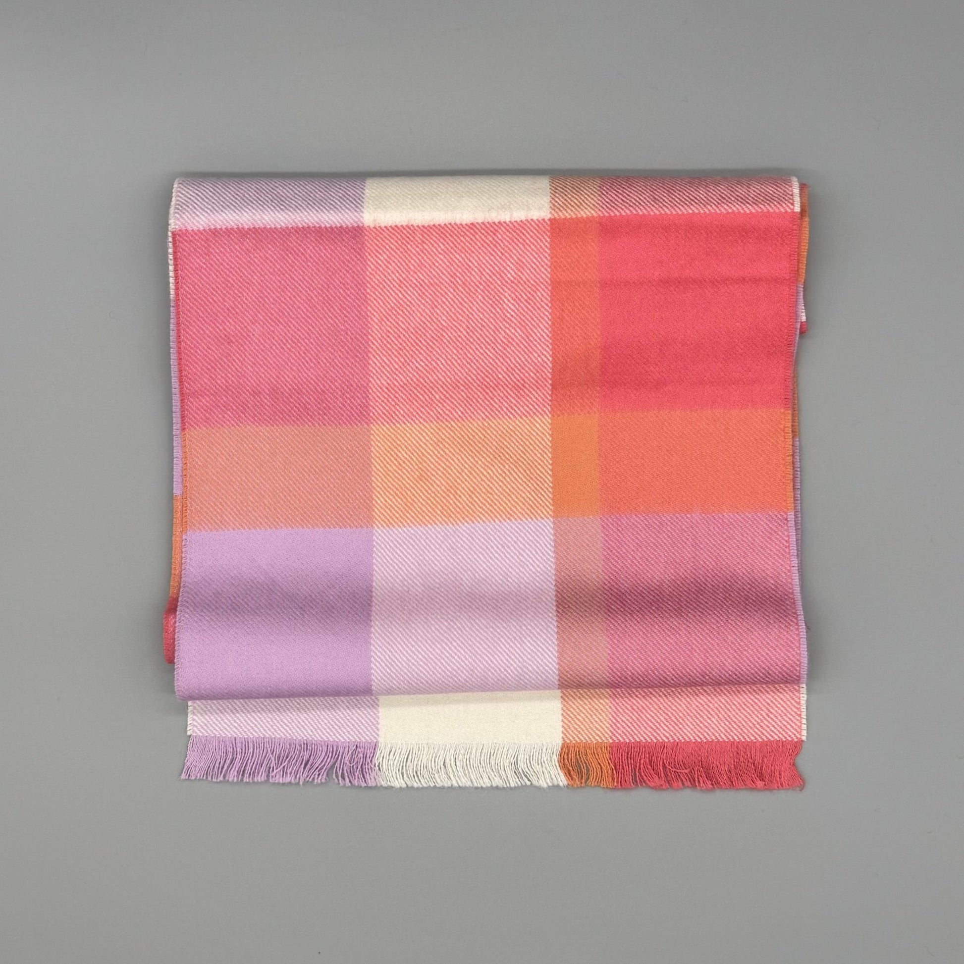 Alpaka Webschal aus 100% Baby Alpakawolle mit mehrfarbigem Karomuster, 30 × 180 cm.