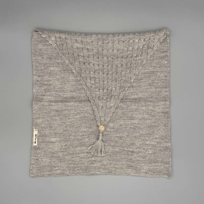 Kissenhülle aus 100% Baby-Alpakawolle 40×40 cm im Zopfmuster mit Holzknopf in Grau. Alpaka Kissenhülle kaufen.