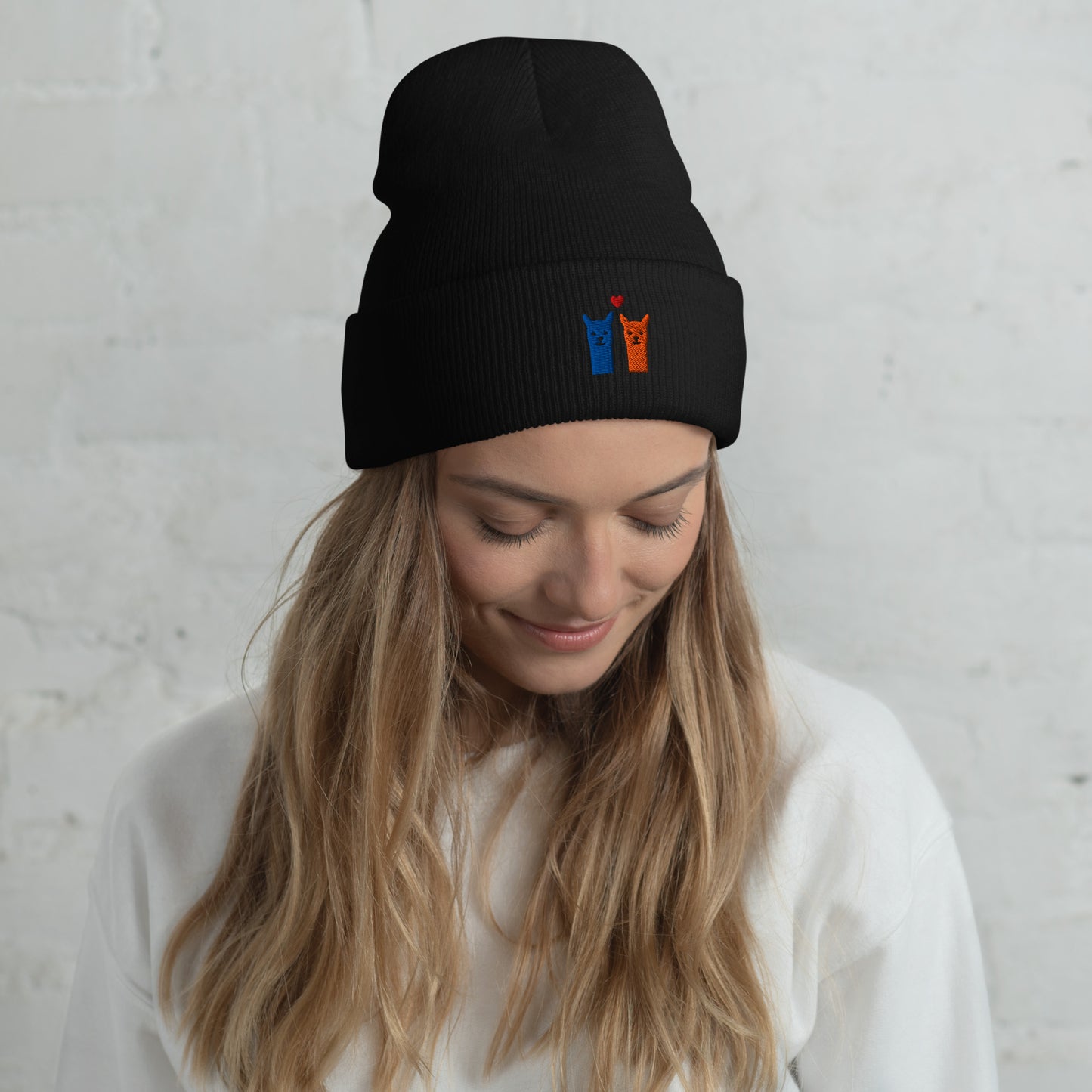 Alpaka Beanie mit Stickerei, kuschelige Unisex Mütze mit zwei süßen Alpaka-Emojis und Herz, in schwarz.