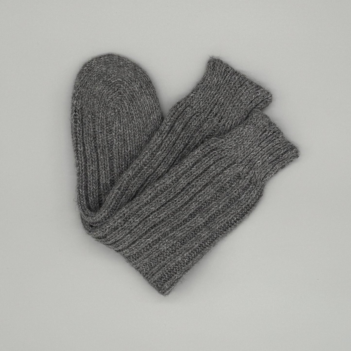 Dicke Alpaka Stricksocken in Grau, beste Socken für kalte Füße, ideal für warme und komfortable Füße.