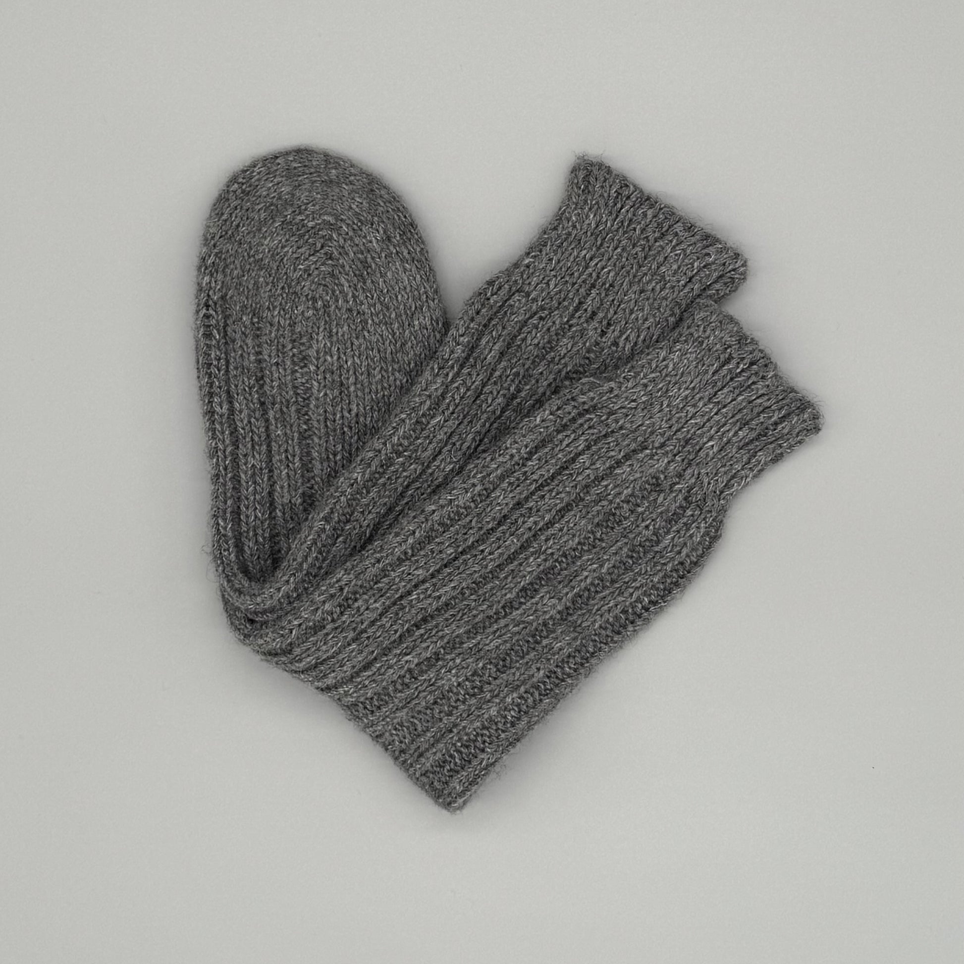Dicke Alpaka Stricksocken in Grau, beste Socken für kalte Füße, ideal für warme und komfortable Füße.