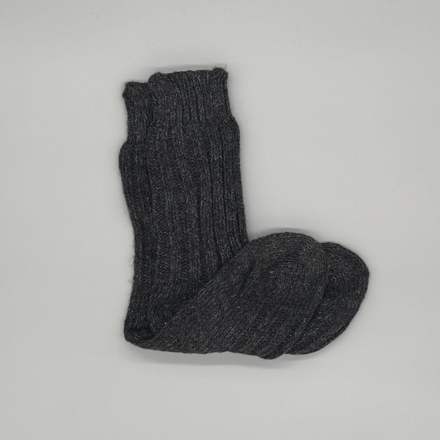 Dicke Alpaka Stricksocken in Grau, beste Socken für kalte Füße, aus 92 % Alpakawolle gefertigt.