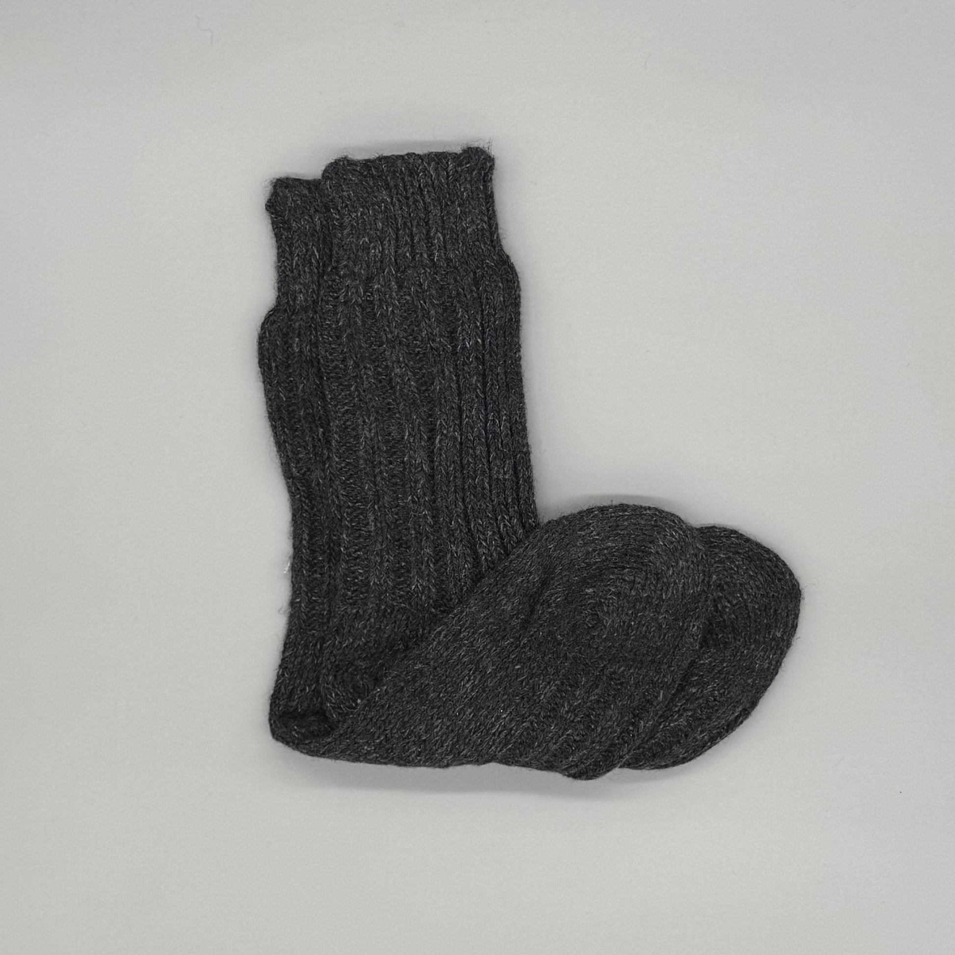 Dicke Alpaka Stricksocken in Grau, beste Socken für kalte Füße, aus 92 % Alpakawolle gefertigt.