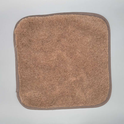 Alpaka Sitzkissen 40x40 in braun, weiches Stuhlkissen aus Alpakaflor für natürlichen Komfort.