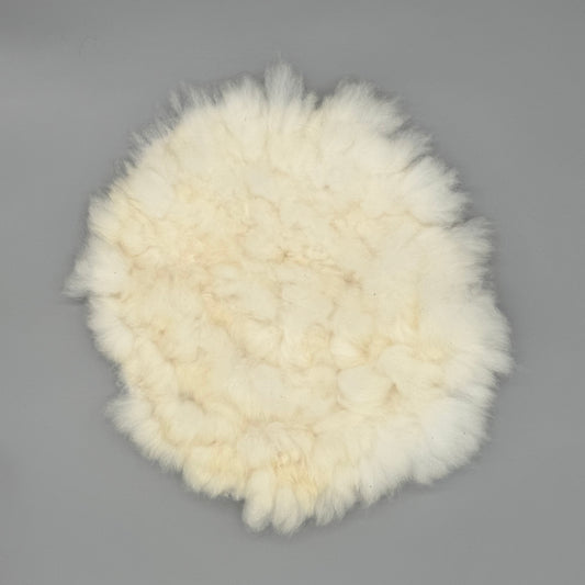 Handgemachtes Alpaka Sitzkissen aus weißer Alpakawolle, rund, ca. 40 cm, einzigartig und nachhaltig produziert.