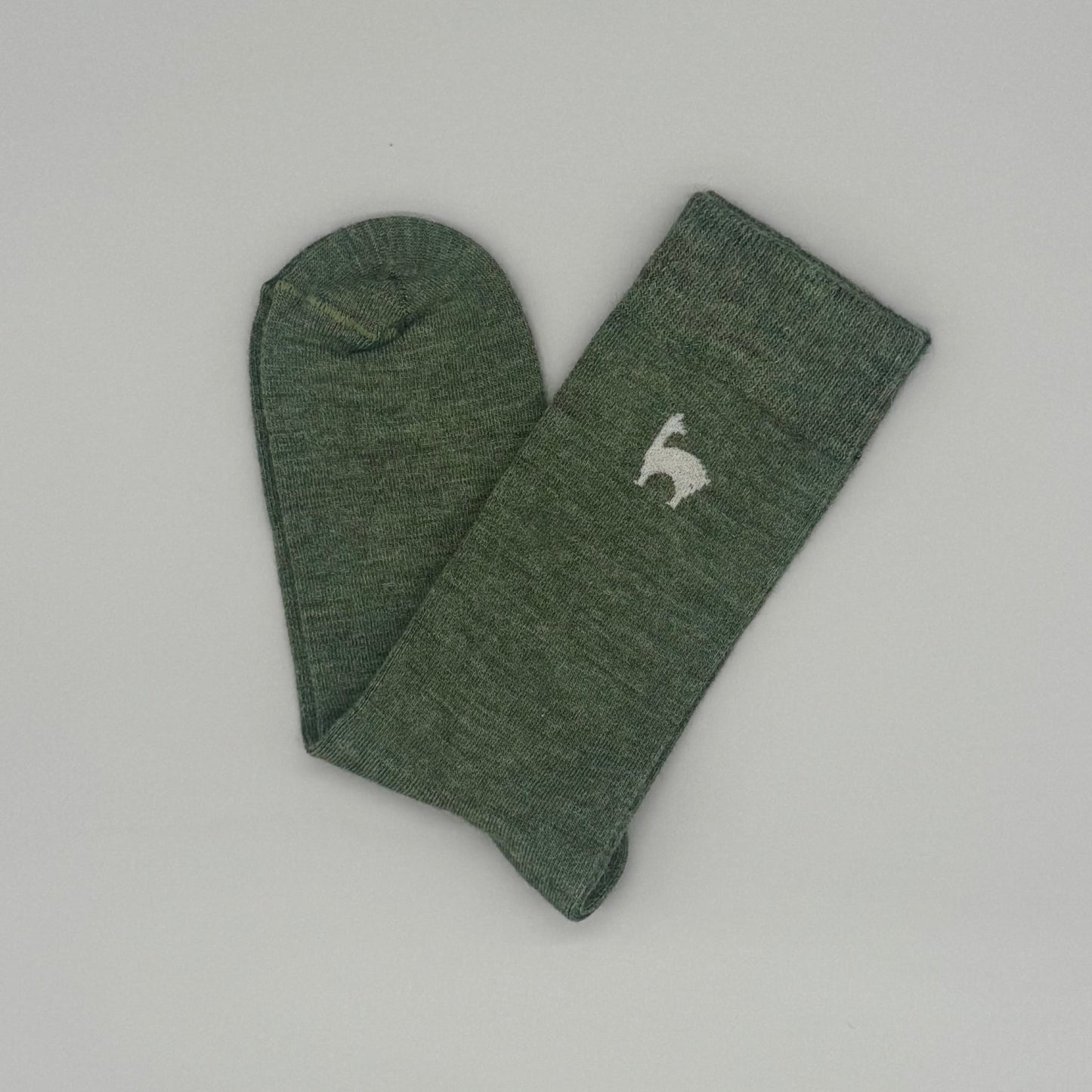 Grüne Alpakasocken aus 80% Baby-Alpakawolle mit Komfort und Atmungsaktivität.