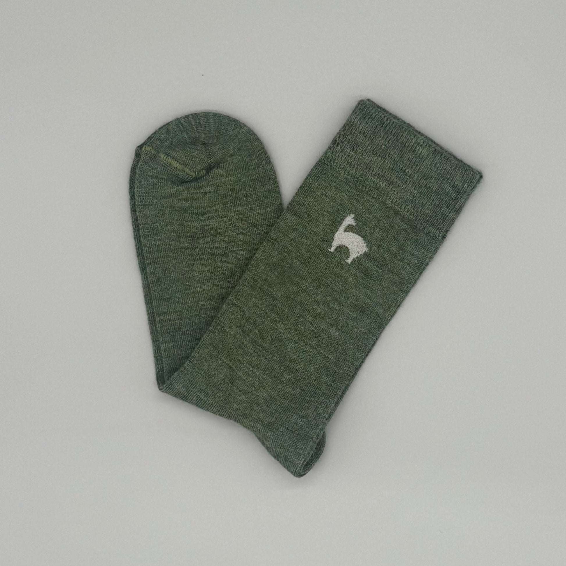 Grüne Alpakasocken aus 80% Baby-Alpakawolle mit Komfort und Atmungsaktivität.