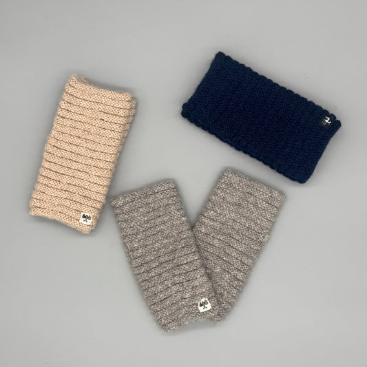 Alpaka Pulswärmer aus Baby-Alpakawolle in Beige, Grau und Navy mit modernem Röllchenmuster.