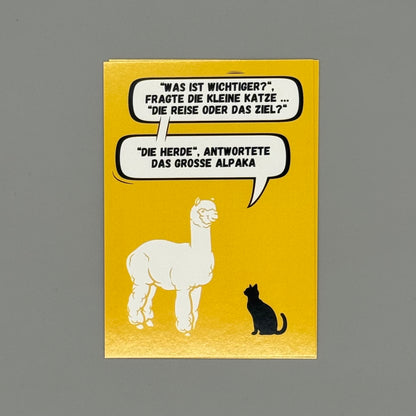 Alpaka Postkarte mit Spruch – „Die Herde ist das Wichtigste“ zeigt ein Alpaka und eine Katze im Dialog.