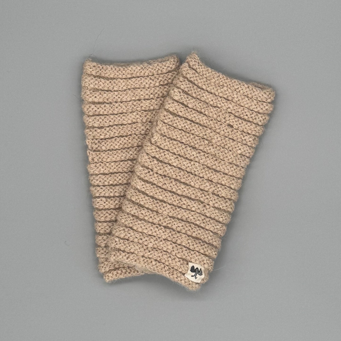 Alpaka Pulswärmer aus Baby-Alpakawolle im Röllchenmuster in Beige, modernes Design und weiches Tragegefühl.