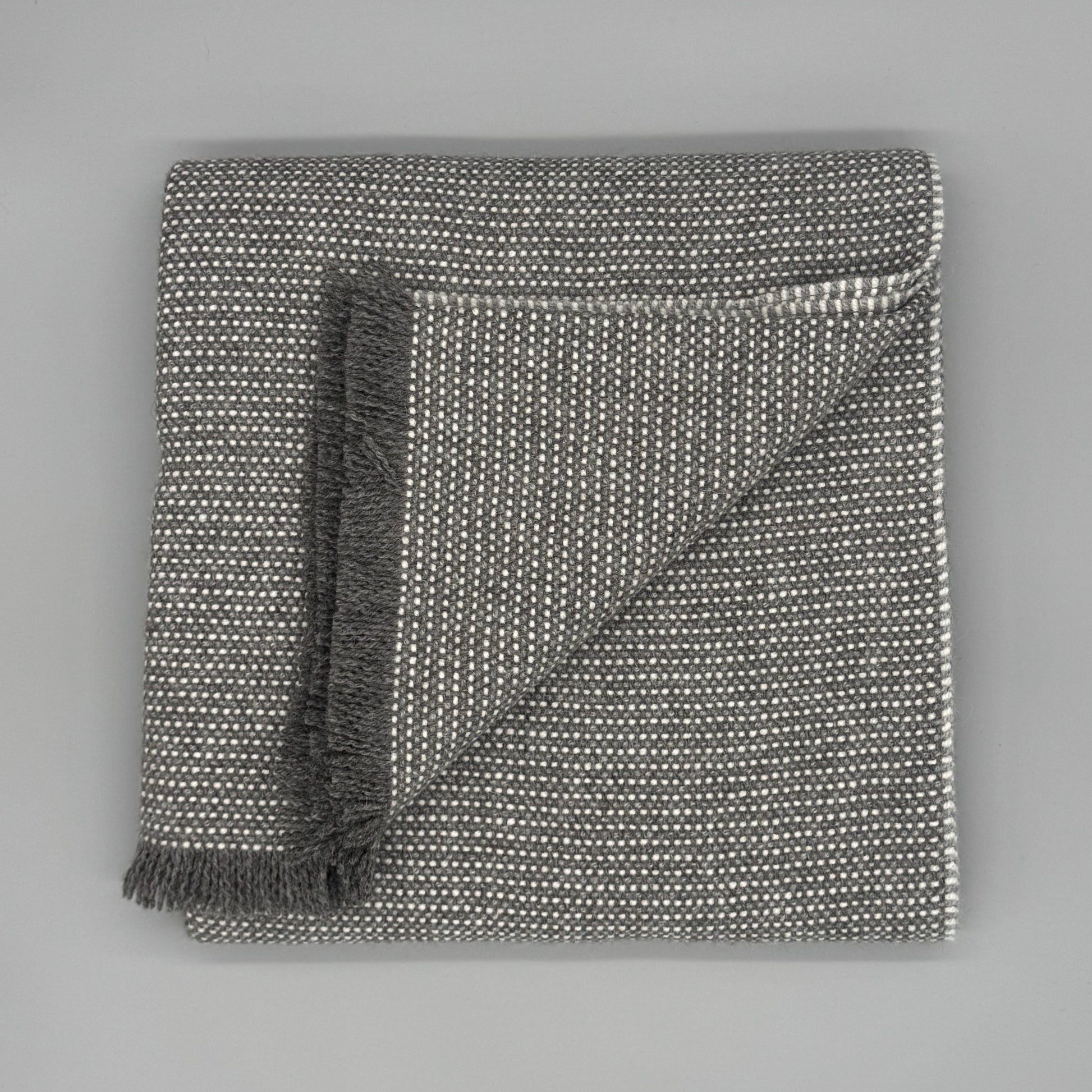 Sofadecke Baby Alpaka Wolle 130 x 180 cm in Beige und Grau mit Fransen und modernem Design, ideal für jedes Wohnambiente.