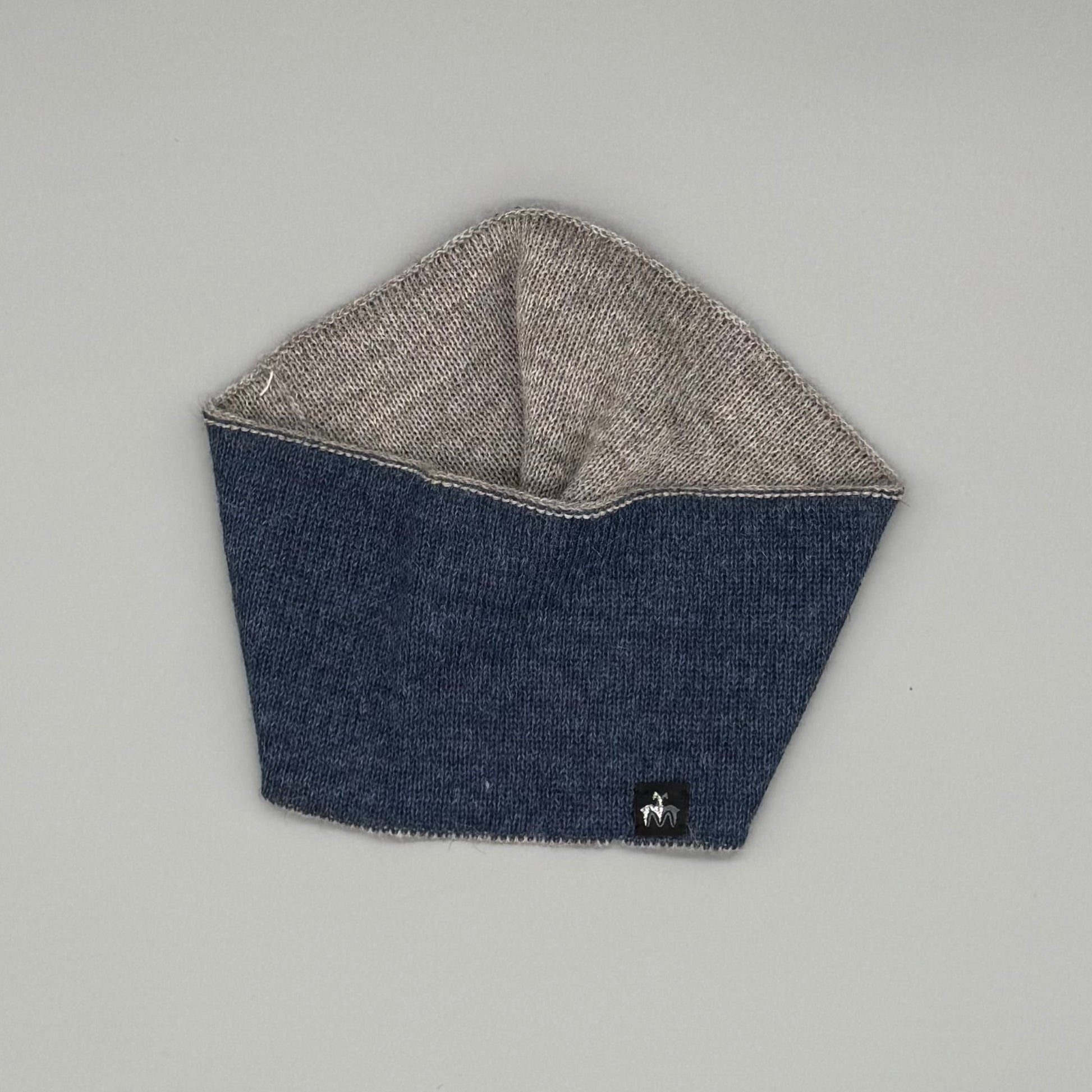 Alpaka Stirnband – 2-farbiges Wendestirnband aus 100% Babyalpaka Wolle in Blau und Beige.