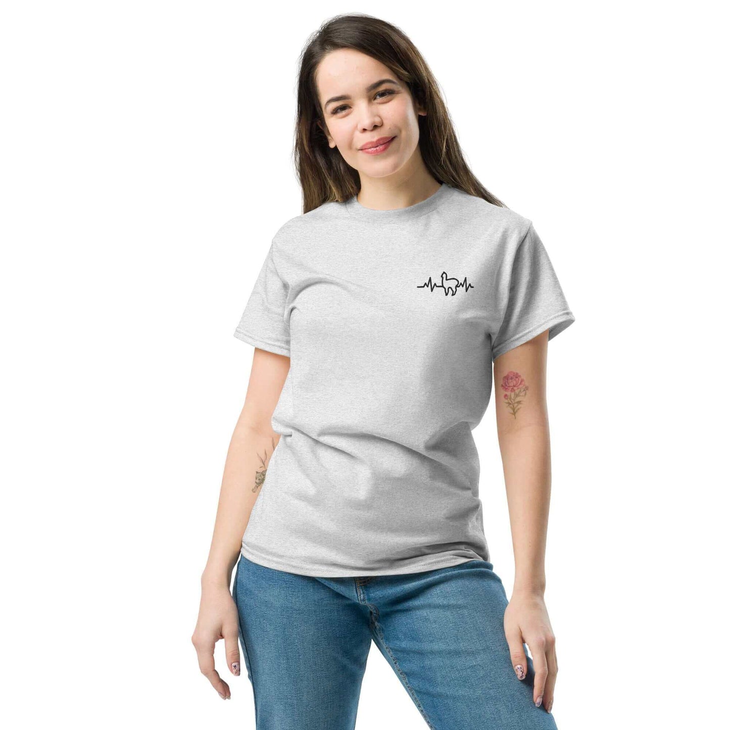 Person trägt Unisex Alpaka Herzschlag T-Shirt mit süßem Alpaka-Motiv, perfekt für Alpaka-Fans und sommerliche Alpaka Geschenkideen.