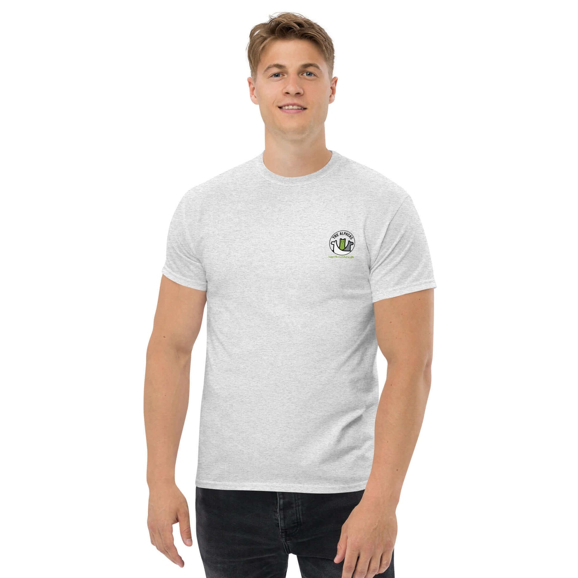 Unisex T-Shirt mit Spruch "Dear Person Behind Me" – Alpaka-Silhouette & Mental Health Statement, Model trägt graues Shirt, Alpaka Produkte kaufen