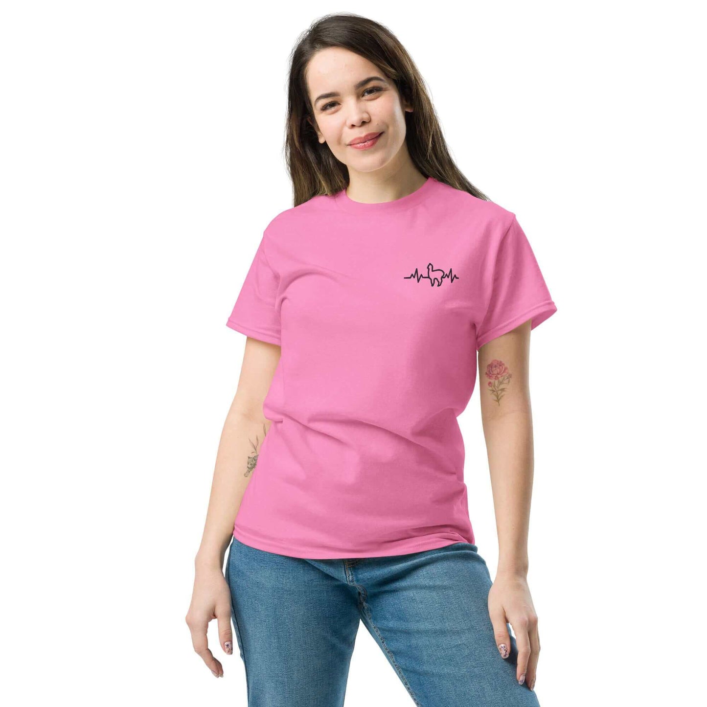 Frau in rosa Unisex Alpaka Herzschlag T-Shirt, perfektes Alpaka Geschenk mit süßer Alpaka-Silhouette – ideal für Alpaka-Enthusiasten.