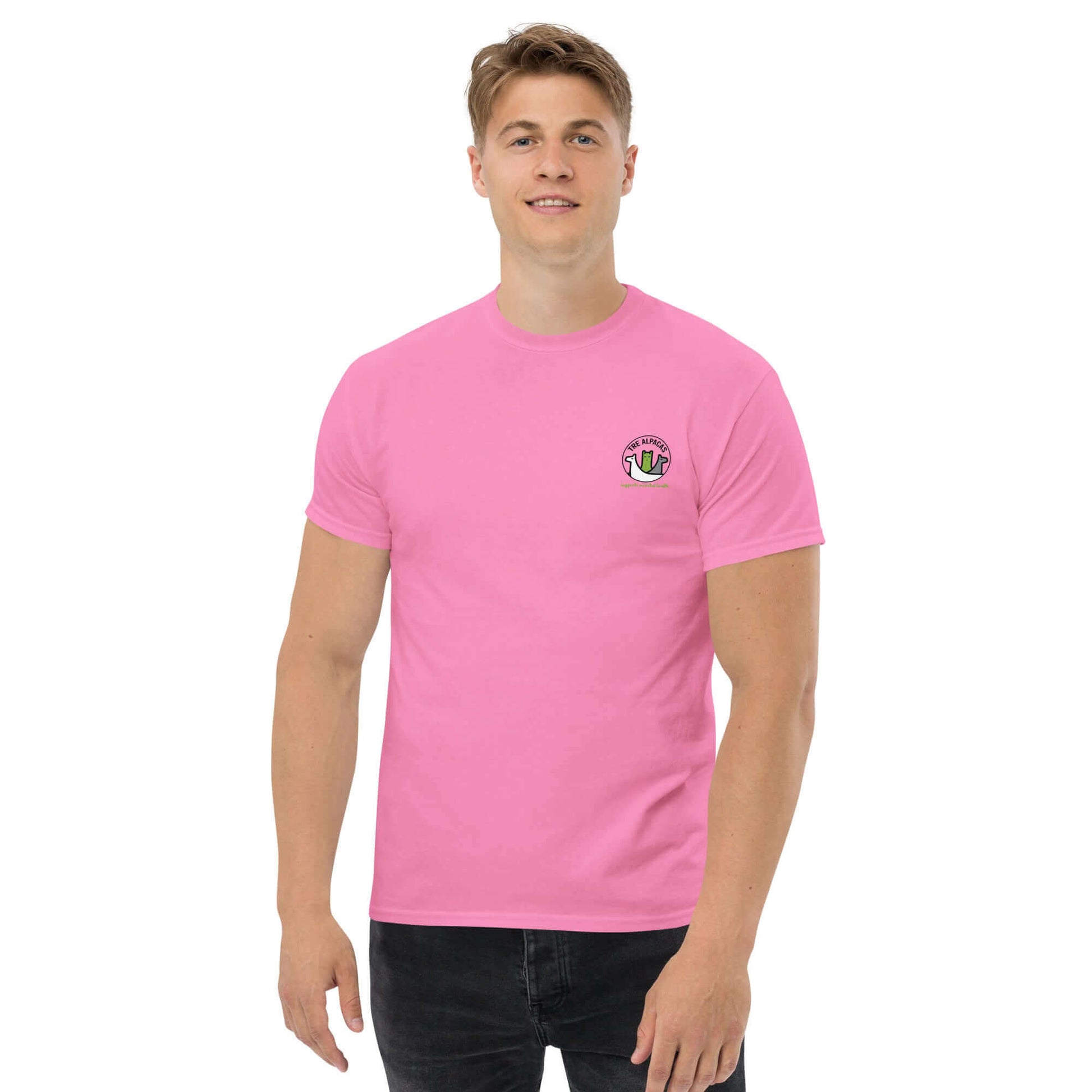 Mann trägt pinkes Unisex T-Shirt mit Alpaka-Silhouette und inspirierendem Spruch, perfekt für Alpaka-Fans und Mental Health Befürworter.