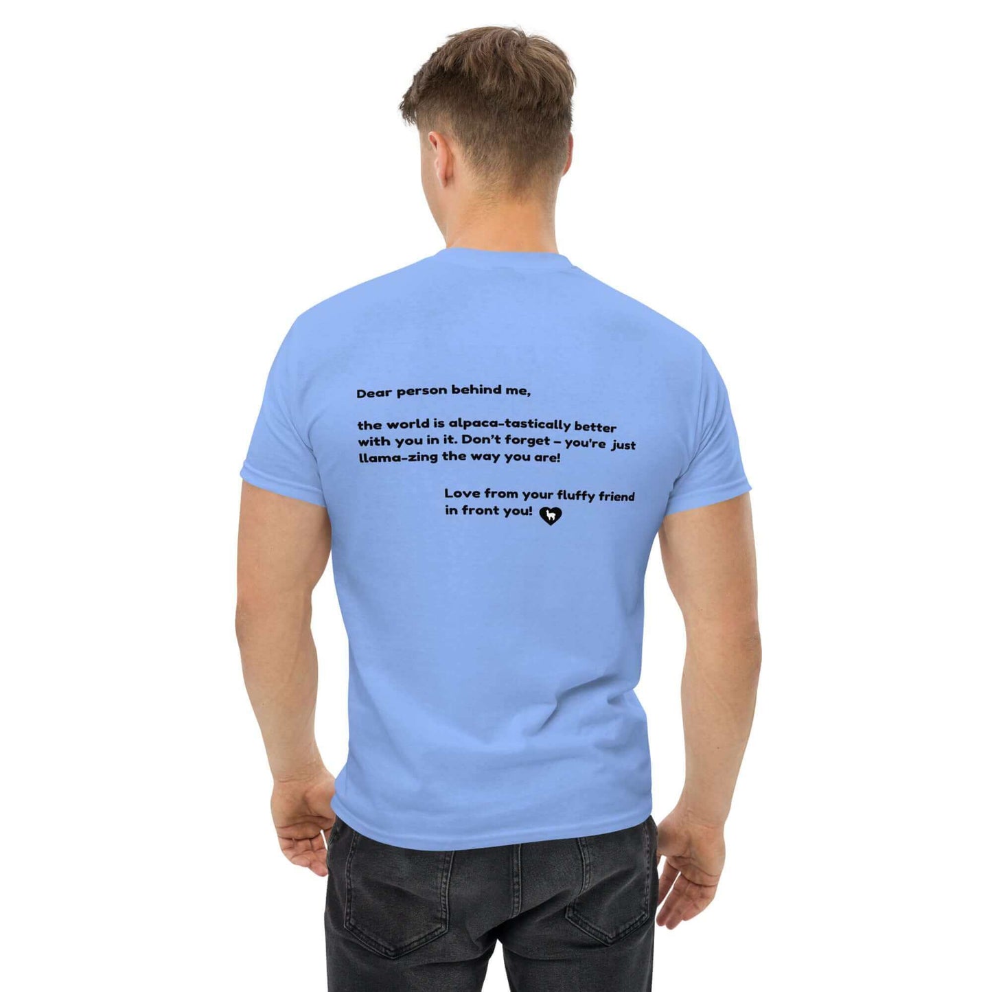 Mann trägt blaues Unisex-T-Shirt mit witzigem Alpaka-Spruch über mentale Gesundheit auf dem Rücken. Perfektes Geschenk für Alpaka-Fans.