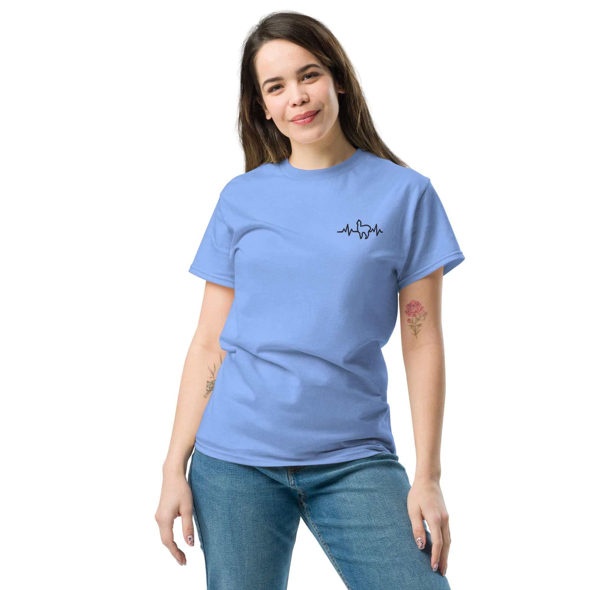 Frau trägt blaues, unisex Alpaka Herzschlag T-Shirt mit süßem Alpaka-Motiv, perfekt für Alpaka-Enthusiasten und Sommer.