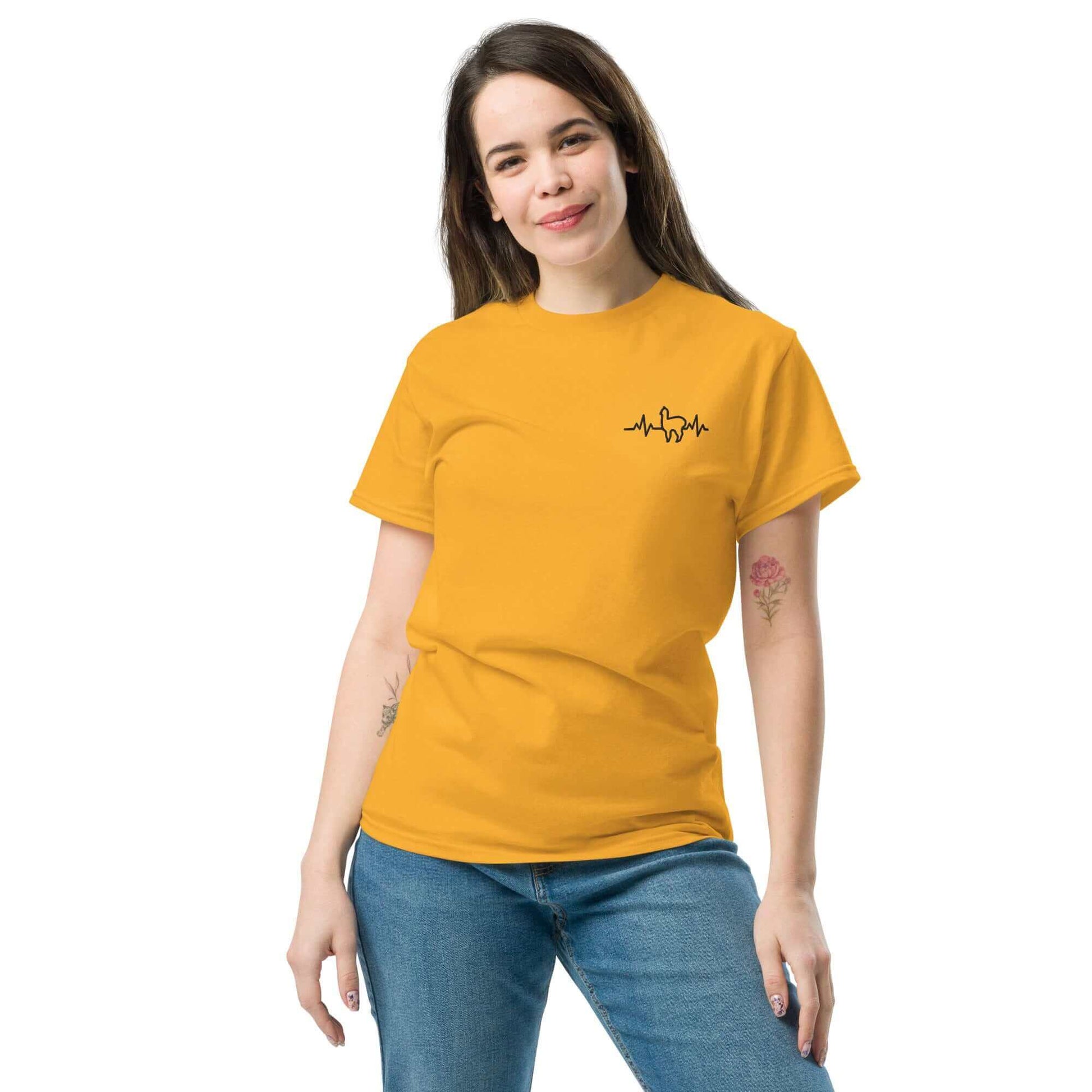 Frau trägt gelbes Unisex Alpaka Herzschlag T-Shirt mit niedlichem Alpaka-Motiv, perfekt für Alpaka-Enthusiasten. Ideal als Alpaka Geschenkidee.