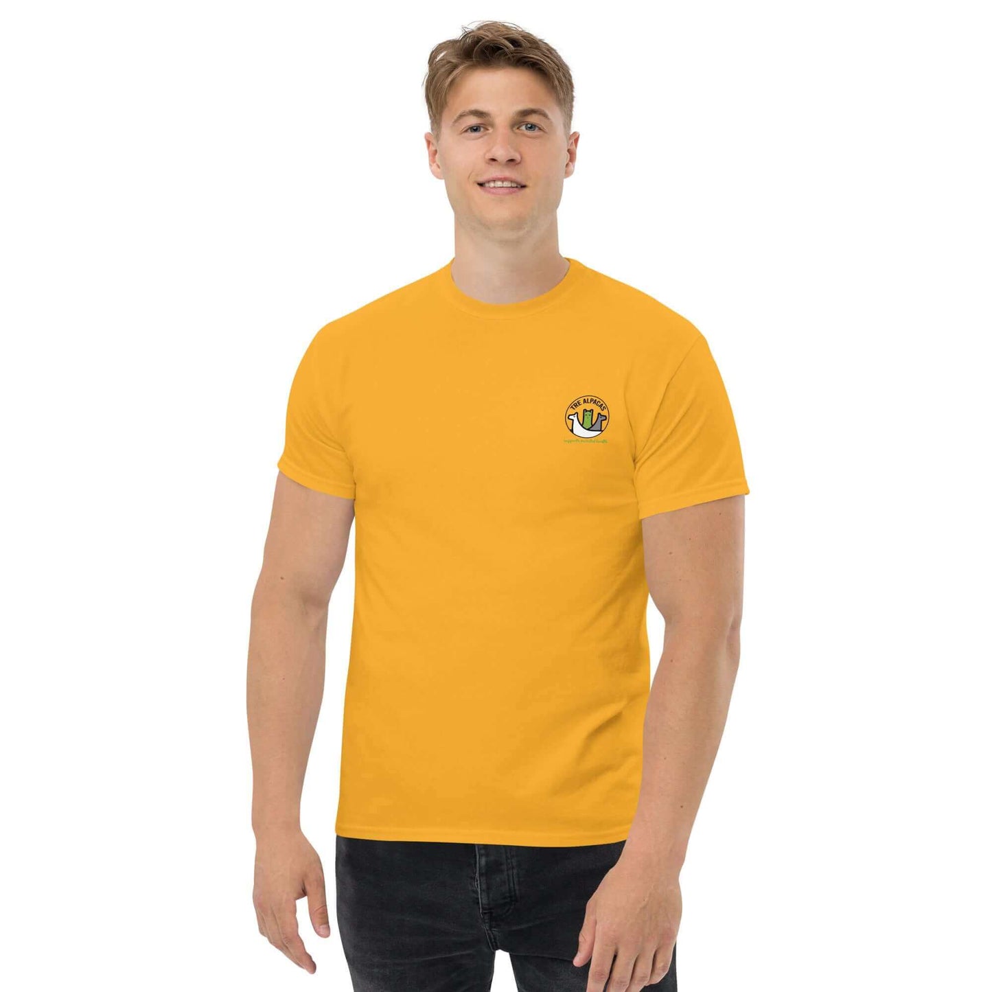 Mann trägt gelbes Unisex-T-Shirt mit Alpaka und Mental Health Spruch. Perfekt für Alpaka Fans und als lustige Geschenkidee. Hochwertige Baumwolle.