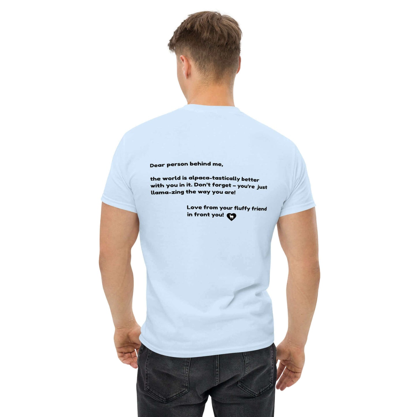 Mann trägt Unisex T-Shirt mit Alpaka-Silhouette und Mental Health Statement „Dear person behind me...“, perfekte Alpaka Geschenkidee.