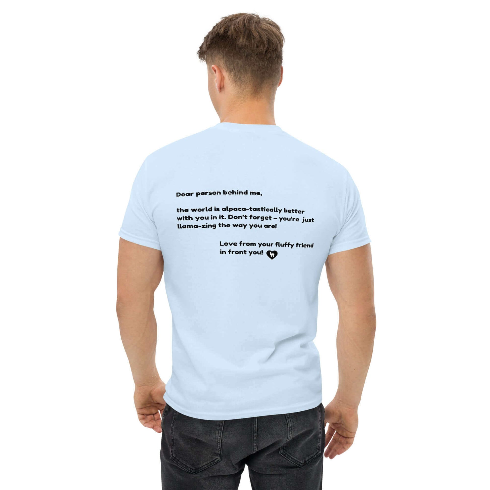 Mann trägt Unisex T-Shirt mit Alpaka-Silhouette und Mental Health Statement „Dear person behind me...“, perfekte Alpaka Geschenkidee.