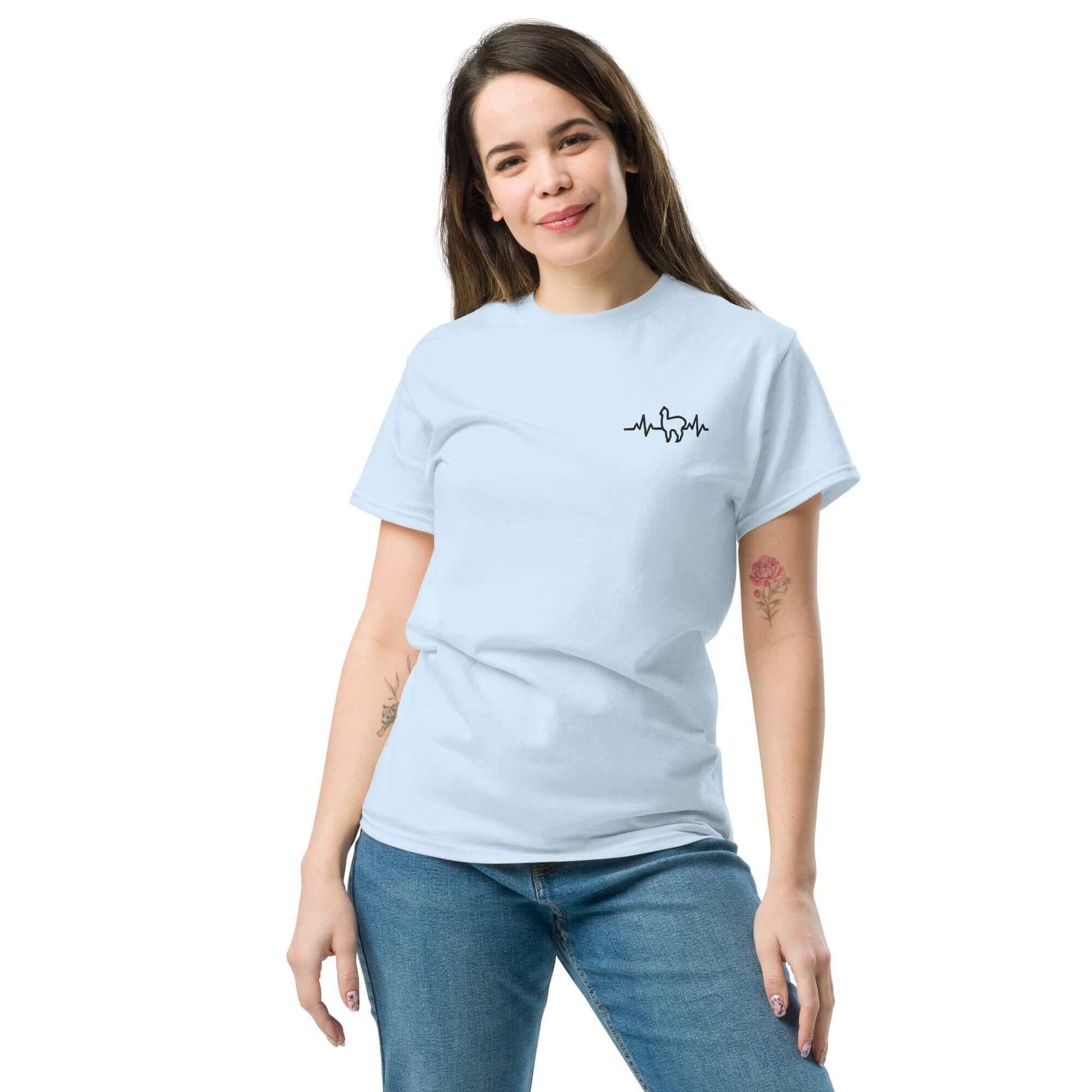 Frau trägt ein Unisex Alpaka Herzschlag T-Shirt mit niedlichem Alpaka-Motiv. Perfekt für Alpaka-Enthusiasten und als Geschenk.