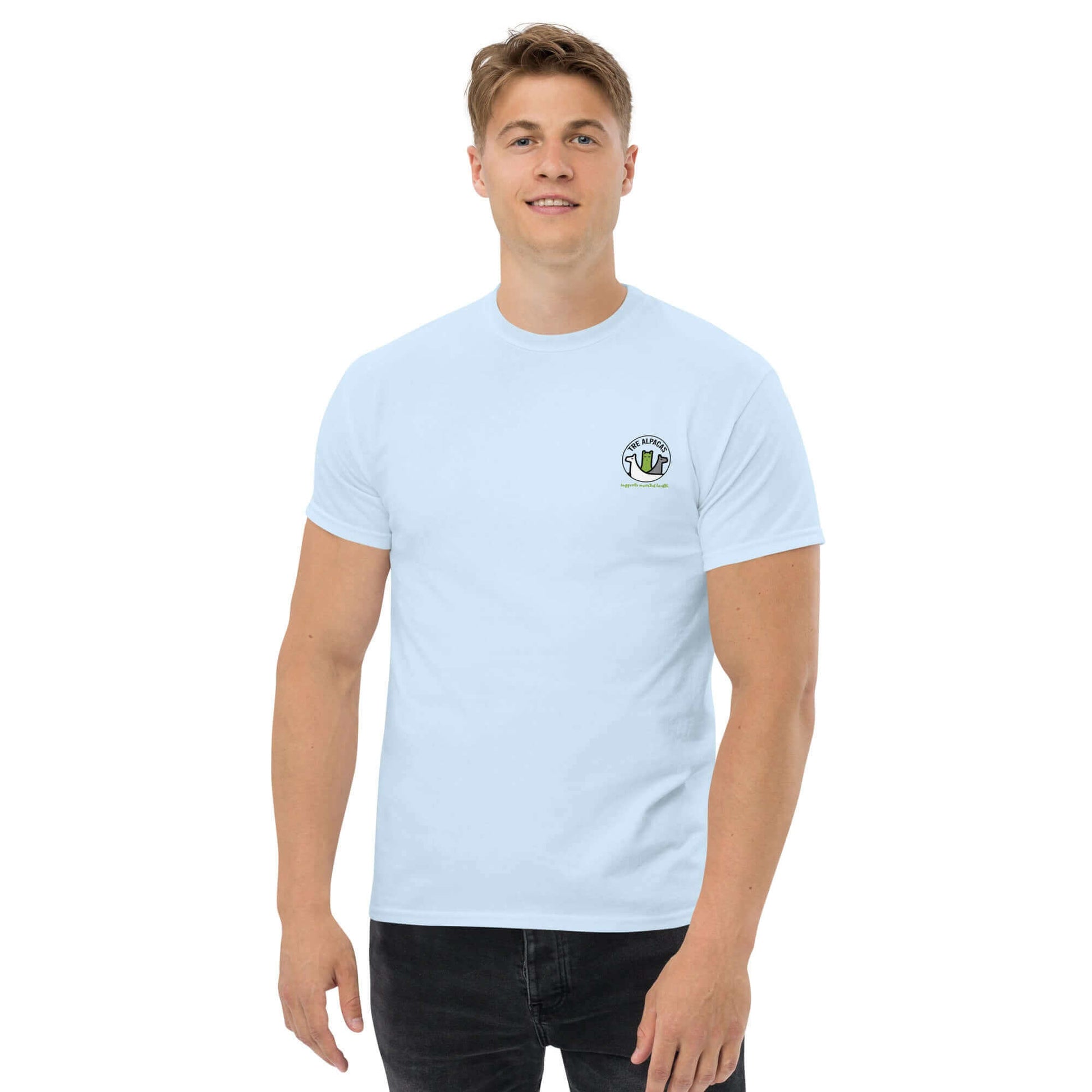 Unisex T-Shirt mit Alpaka-Spruch für Mental Health Befürworter, Modell trägt hellblaues Shirt aus 100 % Baumwolle, perfekt für Alpaka-Fans.