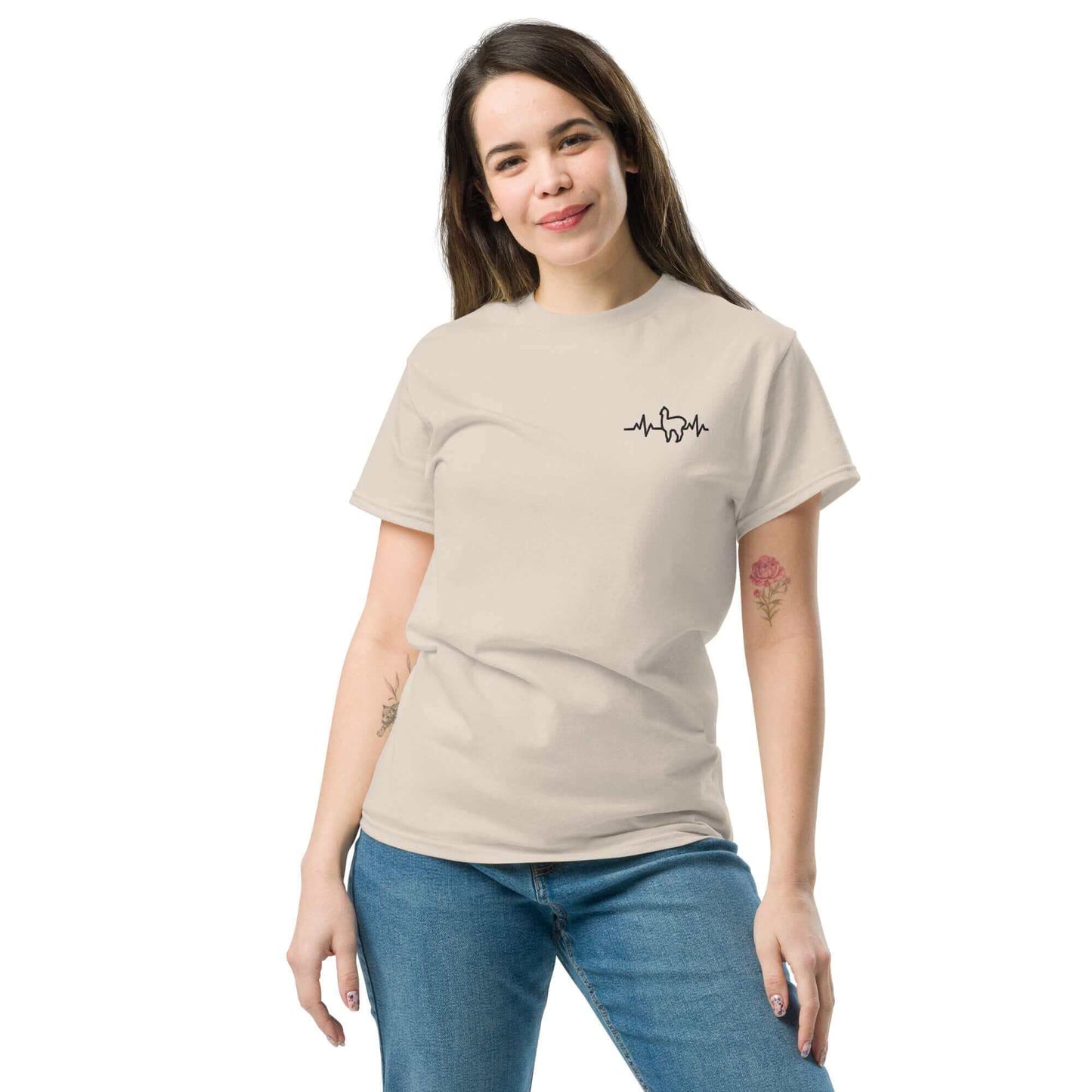 Frau trägt Unisex Alpaka Herzschlag T-Shirt mit süßem Alpaka-Motiv, perfekt für Alpaka-Enthusiasten - 100% hochwertig und ideale Alpaka Geschenkidee.