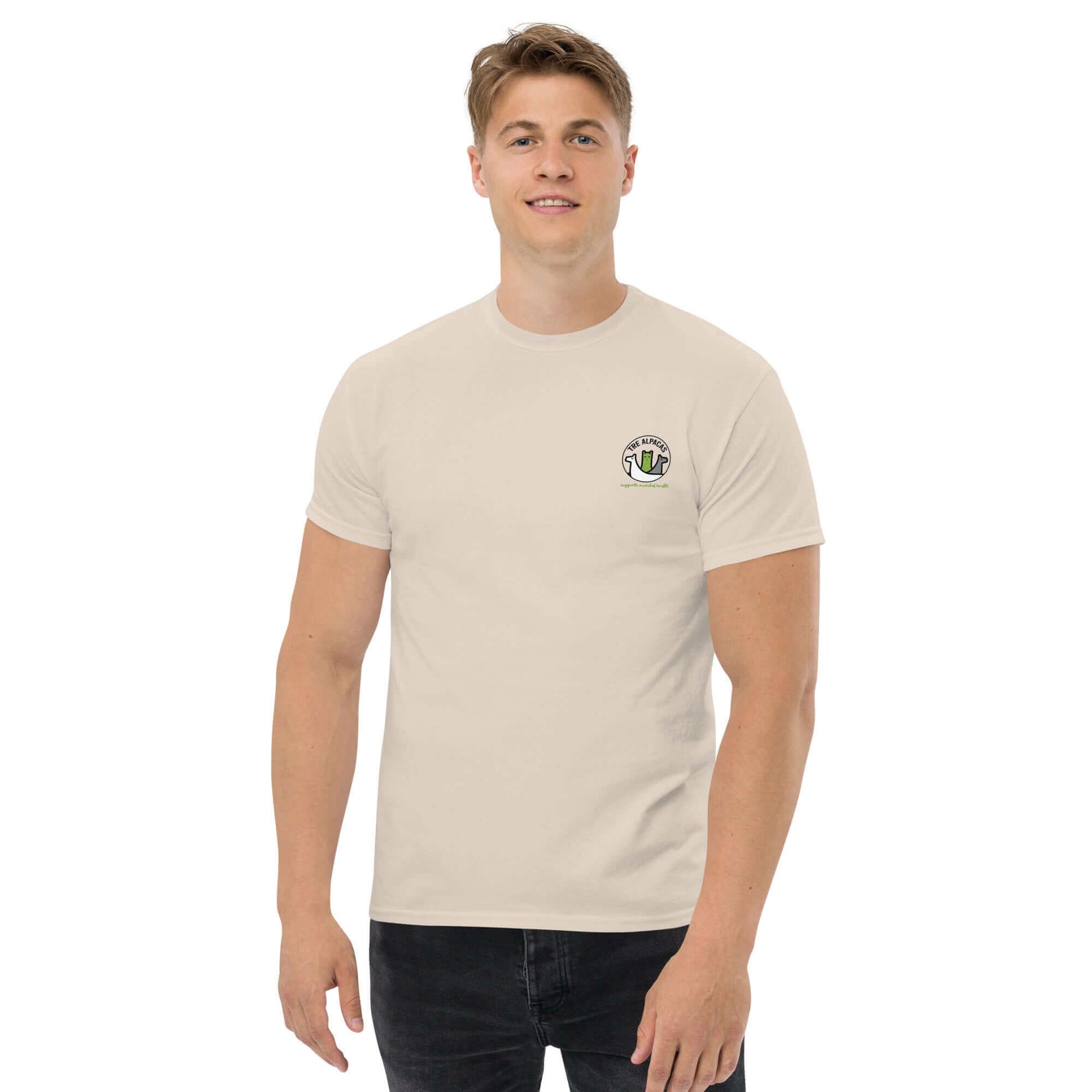 Mann trägt Unisex T-Shirt "Dear Person Behind Me" mit Alpaka-Silhouette für Mental Health, perfekt für Alpaka-Fans – Alpaka Produkte kaufen.