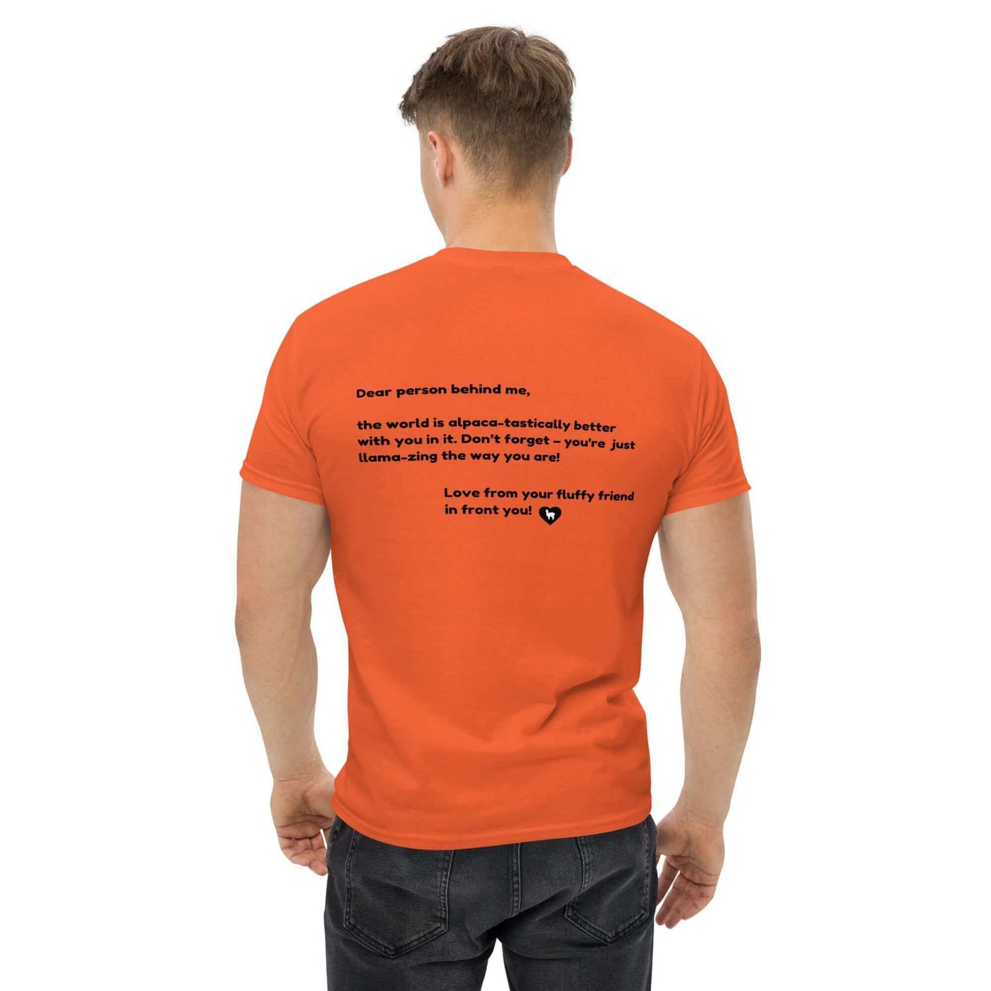 Rückansicht eines Mannes, der ein orangefarbenes Unisex-T-Shirt mit mental health Statement und Alpaka-Silhouette trägt - Perfekt für Alpaka-Fans!