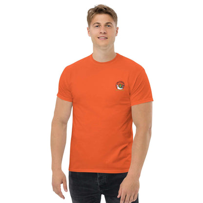 Mann trägt orangefarbenes T-Shirt mit Alpaka-Spruch "Dear Person Behind Me (…)", ideales Geschenk für Alpaka-Fans und Mental Health Befürworter.