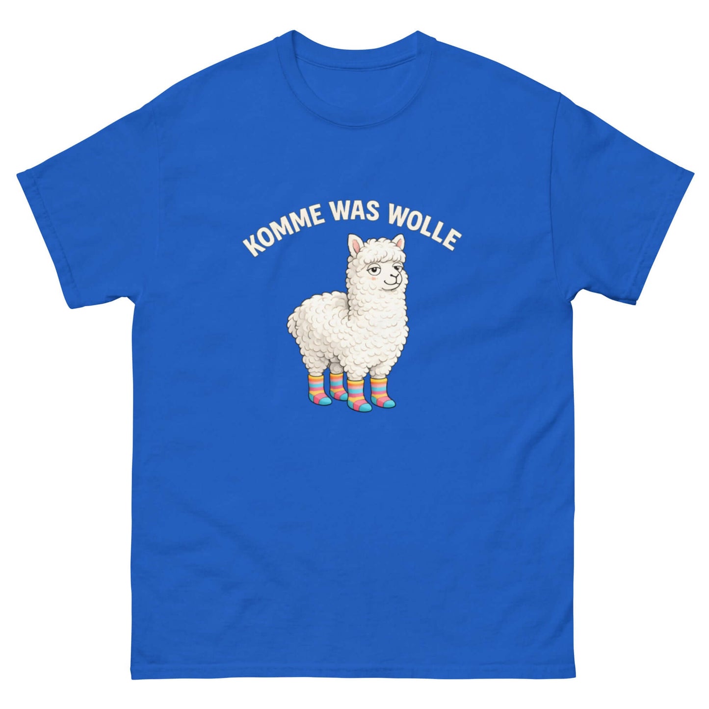 Lustiges Cartoon T-Shirt mit einem Alpaka und dem Spruch "Komme was Wolle" auf blauem Hintergrund.