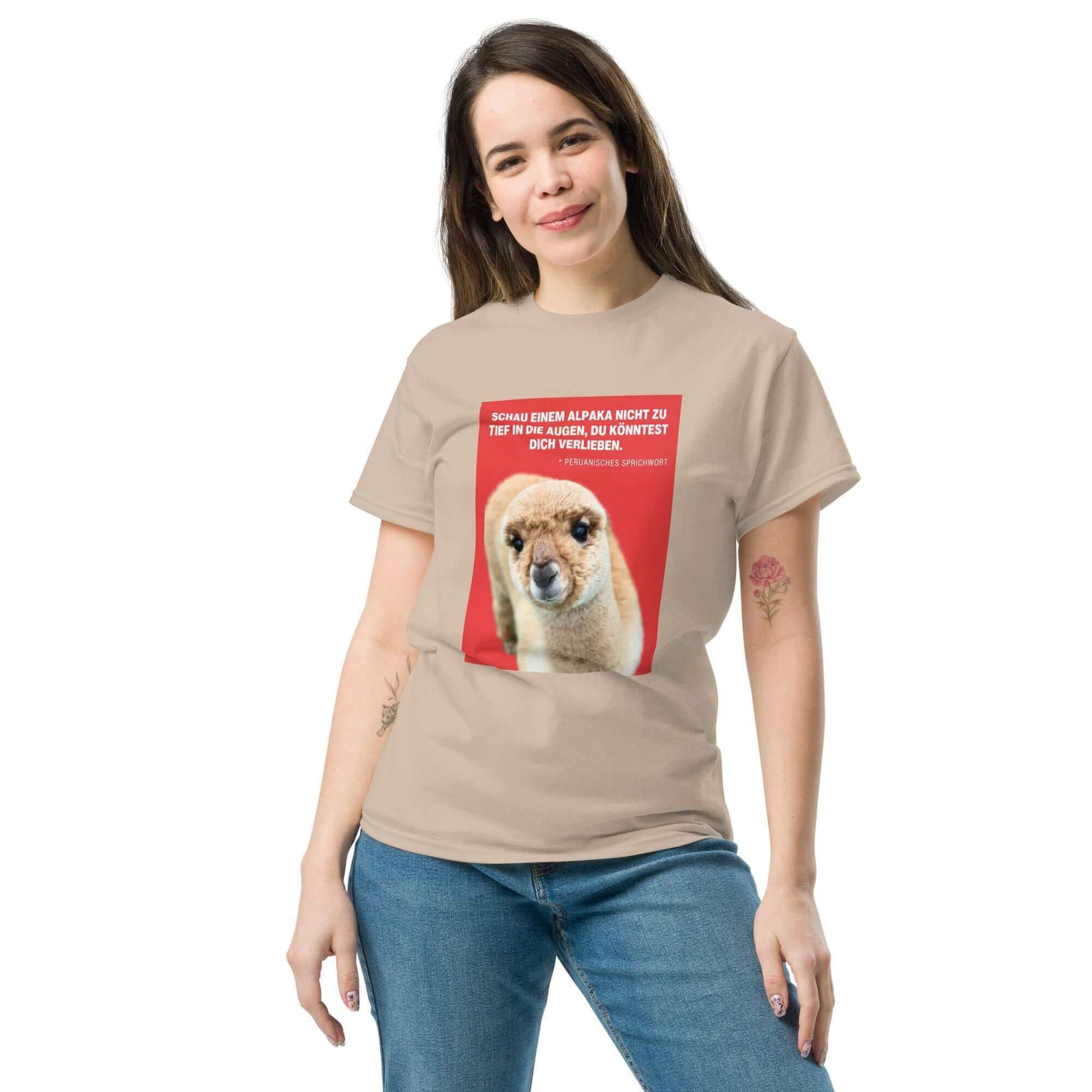 Frau trägt Unisex Alpaka T-Shirt mit süßem Alpaka Greta Print – Lustige Alpaka Geschenkideen, Hochwertiges Baumwollshirt in vielen Farben.