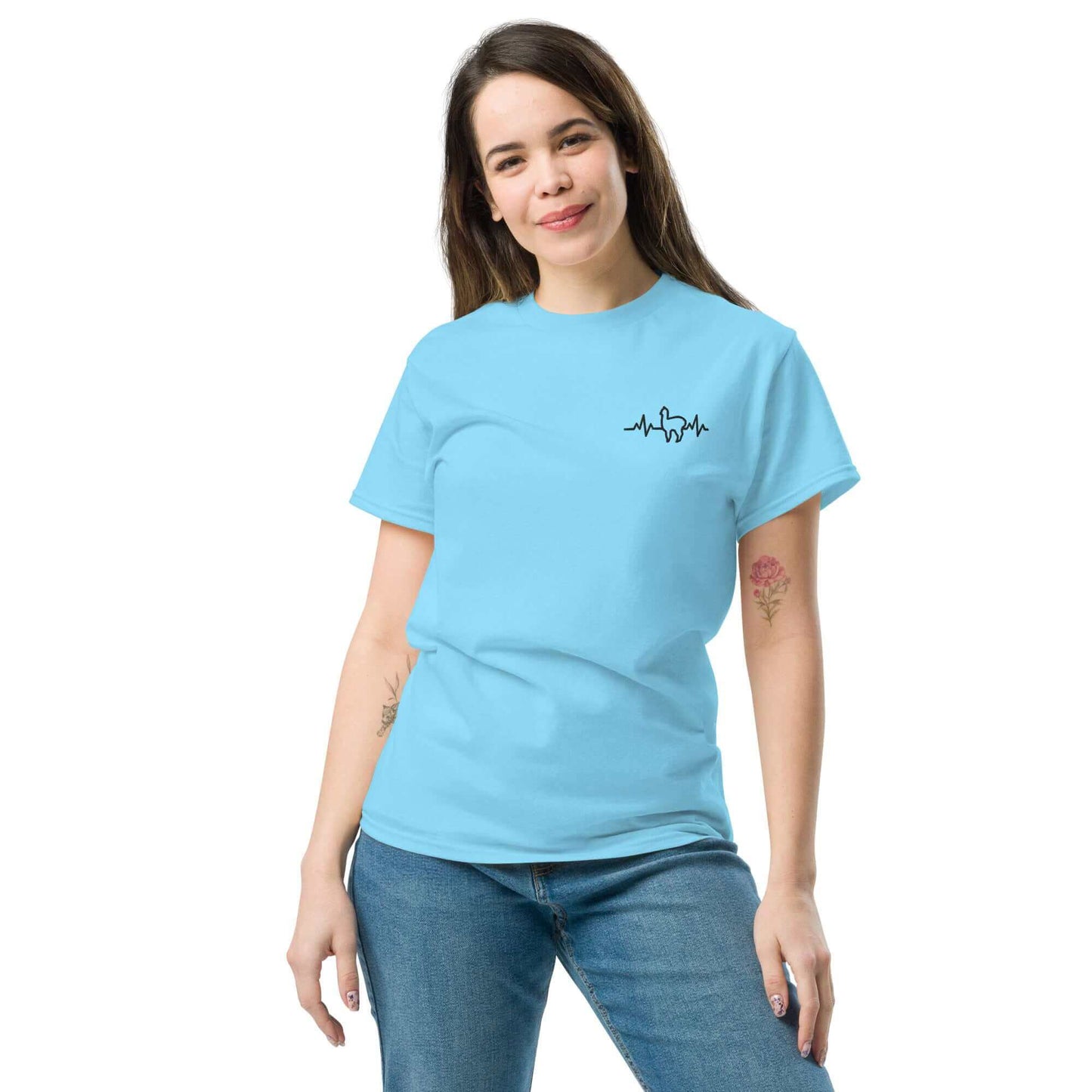 Frau trägt ein Unisex Alpaka Herzschlag T-Shirt in Blau mit niedlichem Alpaka-Motiv, perfekt für Alpaka-Enthusiasten und Sommeroutfits.